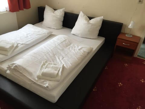 Double Room | Desk, free WiFi, bed sheets
