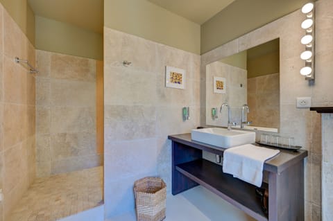 Standard Triple Room | Bathroom | Towels
