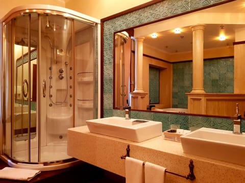 Suite (Anatolian) | Bathroom | Free toiletries, hair dryer, bathrobes, slippers