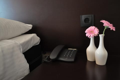 Standard Double Room, Garden View | Desk, iron/ironing board, free WiFi, bed sheets