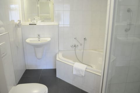 Comfort Double Room | Bathroom | Combined shower/tub, free toiletries, towels