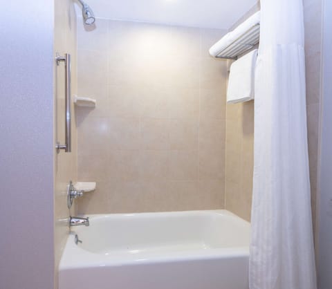 Combined shower/tub, free toiletries, hair dryer, towels