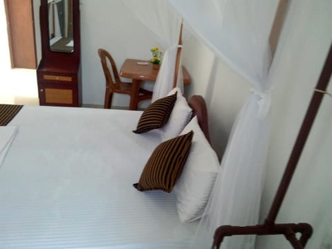 Deluxe Double Room, 1 King Bed, Garden View, Ground Floor | 1 bedroom, desk, soundproofing, free WiFi