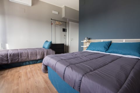 Triple Room | Premium bedding, desk, soundproofing, free WiFi