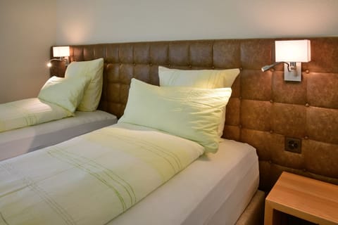 Room, 2 Twin Beds, Mountainside | Premium bedding, free cribs/infant beds, free WiFi, bed sheets