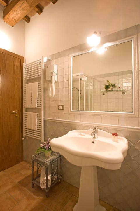Apartment, 1 Bedroom | Bathroom | Shower, free toiletries, hair dryer, bidet