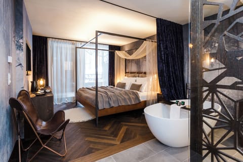 SOULFUL JUNIOR S. RECREATION LITERATURE | Minibar, in-room safe, desk, soundproofing