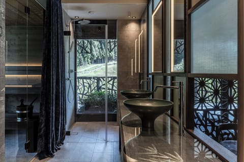 SOULFUL SUITE DEEP RECREATION | Bathroom | Shower, free toiletries, hair dryer, bathrobes