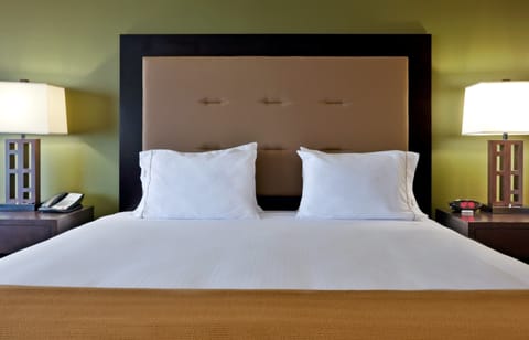 Premium bedding, in-room safe, desk, laptop workspace