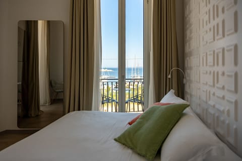 Double Room, Sea Facing | Down comforters, minibar, in-room safe, soundproofing