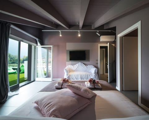 Luxury Double Room, 1 Queen Bed, Non Smoking, Mountain View | Premium bedding, minibar, soundproofing, free WiFi