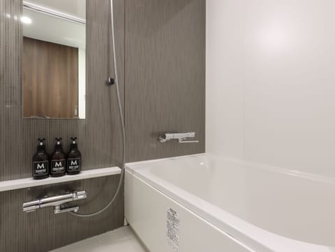 Deluxe Twin Room | Bathroom | Free toiletries, hair dryer, slippers, bidet