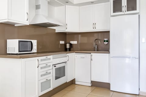 Apartment, 2 Bedrooms | Private kitchen | Fridge, microwave, oven, stovetop