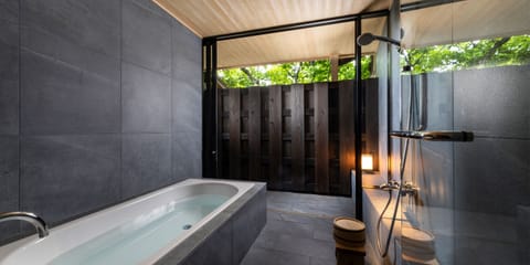 101 | Bathroom | Separate tub and shower, deep soaking tub, rainfall showerhead