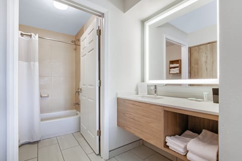 Combined shower/tub, free toiletries, hair dryer, towels