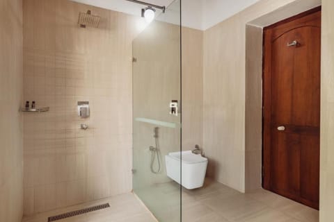 Standard Room | Bathroom | Shower, rainfall showerhead, free toiletries, hair dryer