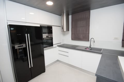 Deluxe Apartment (5) | Private kitchen | Electric kettle, cookware/dishes/utensils