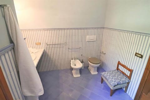 Standard Double Room | Bathroom | Combined shower/tub, free toiletries, hair dryer, bidet