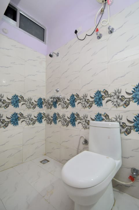 Family Triple Room | Bathroom | Shower, free toiletries, slippers, towels