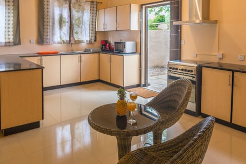 Comfort Villa, 3 Bedrooms | Private kitchen | Highchair