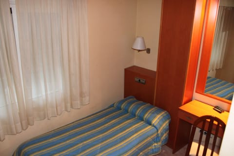 Single Room | Desk, soundproofing, free WiFi, bed sheets