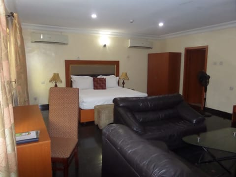 Suite | Premium bedding, desk, laptop workspace, internet