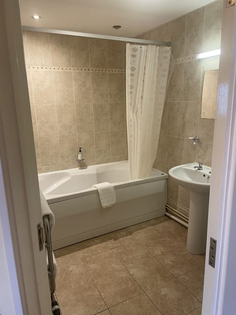 Combined shower/tub, free toiletries, hair dryer, towels