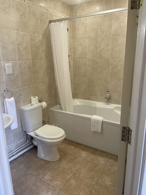 Suite, Ensuite | Bathroom | Combined shower/tub, free toiletries, hair dryer, towels