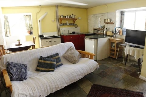 Cottage, 2 Bedrooms | Iron/ironing board, free WiFi, bed sheets