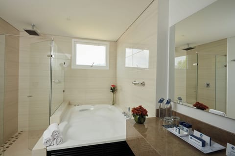 Junior Studio Suite, 1 King Bed, City View | Bathroom | Separate tub and shower, rainfall showerhead, free toiletries