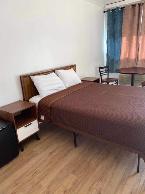 Single Room, 1 Queen Bed, Accessible | Desk, iron/ironing board, free WiFi, bed sheets