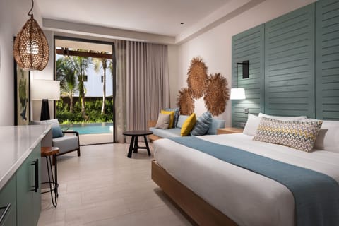 Resort King - Swim Up Junior Suite | Free minibar items, in-room safe, desk, laptop workspace