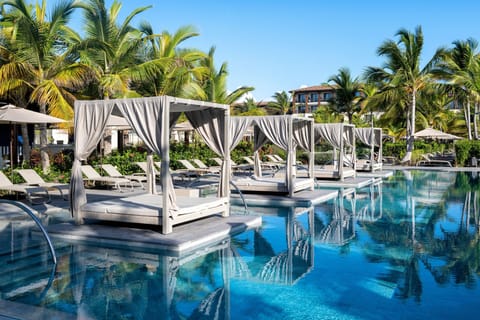 4 outdoor pools, pool umbrellas, sun loungers