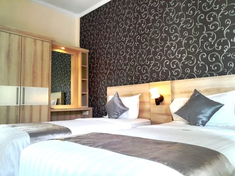 Deluxe Twin Room, 2 Twin Beds, Smoking, Pool View | Desk, blackout drapes, soundproofing, free WiFi