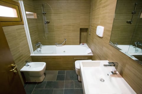 Superior Double Room | Bathroom | Rainfall showerhead, free toiletries, hair dryer, slippers