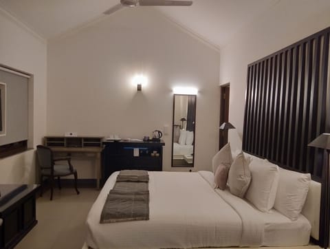 Deluxe Double Room | Minibar, in-room safe, desk, iron/ironing board