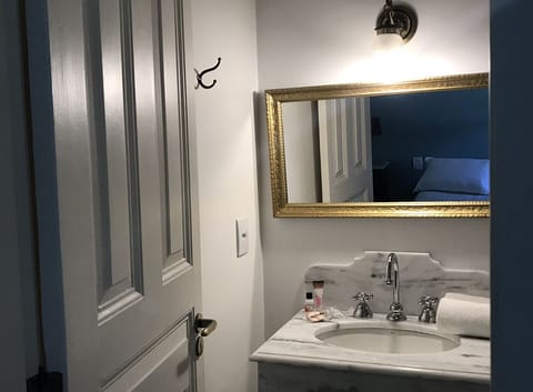 Suite Superior | Bathroom | Shower, free toiletries, hair dryer, towels