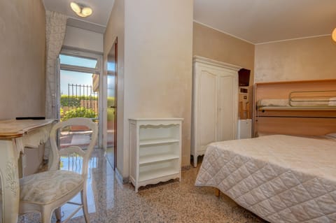 Classic Quadruple Room, Ensuite | In-room safe, desk, free WiFi, bed sheets