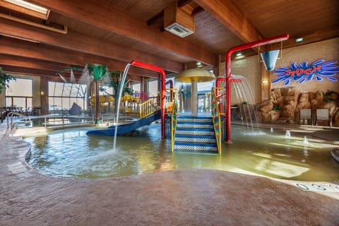 Indoor pool, sun loungers