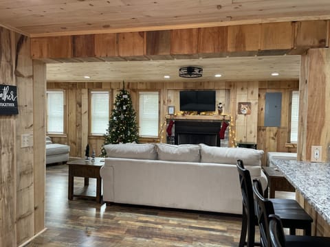 Ridgeview Cottage | Living area | Fireplace, books