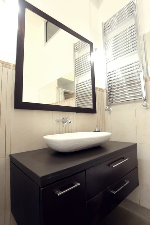 Basic Double Room, Ensuite | Bathroom sink