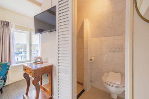 Double Room | Bathroom | Shower, free toiletries, hair dryer, towels