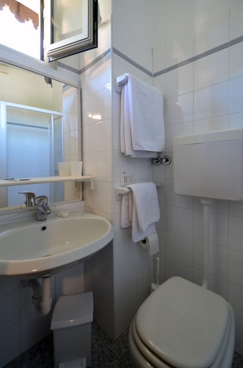 Quadruple Room | Bathroom | Shower, hair dryer, towels