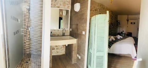 Basic Double Room, City View | Bathroom | Rainfall showerhead