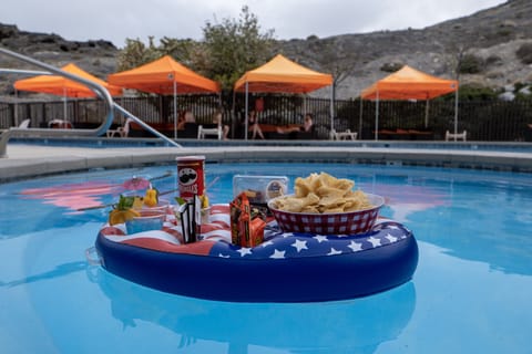 Seasonal outdoor pool, free cabanas, pool umbrellas