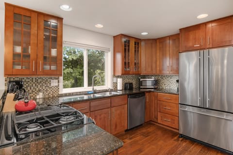 Deluxe Townhome, 3 Bedrooms, Kitchen | Private kitchen | Full-size fridge, microwave, oven, stovetop