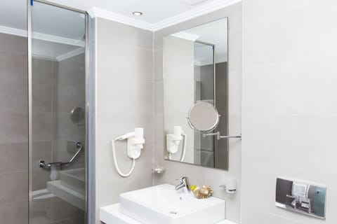 Deluxe Room | Bathroom | Shower, hair dryer, towels