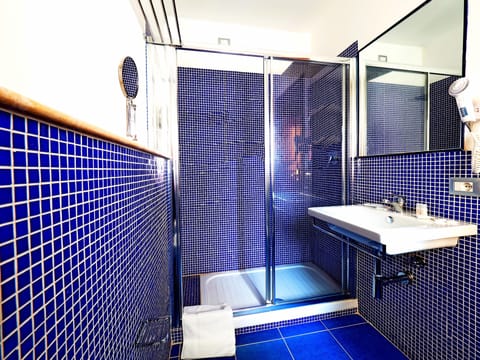 Superior Room | Bathroom | Shower, rainfall showerhead, free toiletries, hair dryer