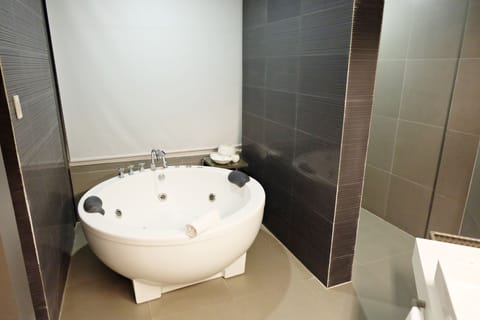 Executive Suite | Bathroom | Shower, free toiletries, hair dryer, bathrobes