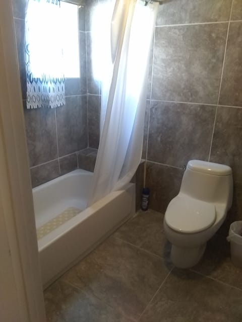 Deep soaking tub, free toiletries, towels